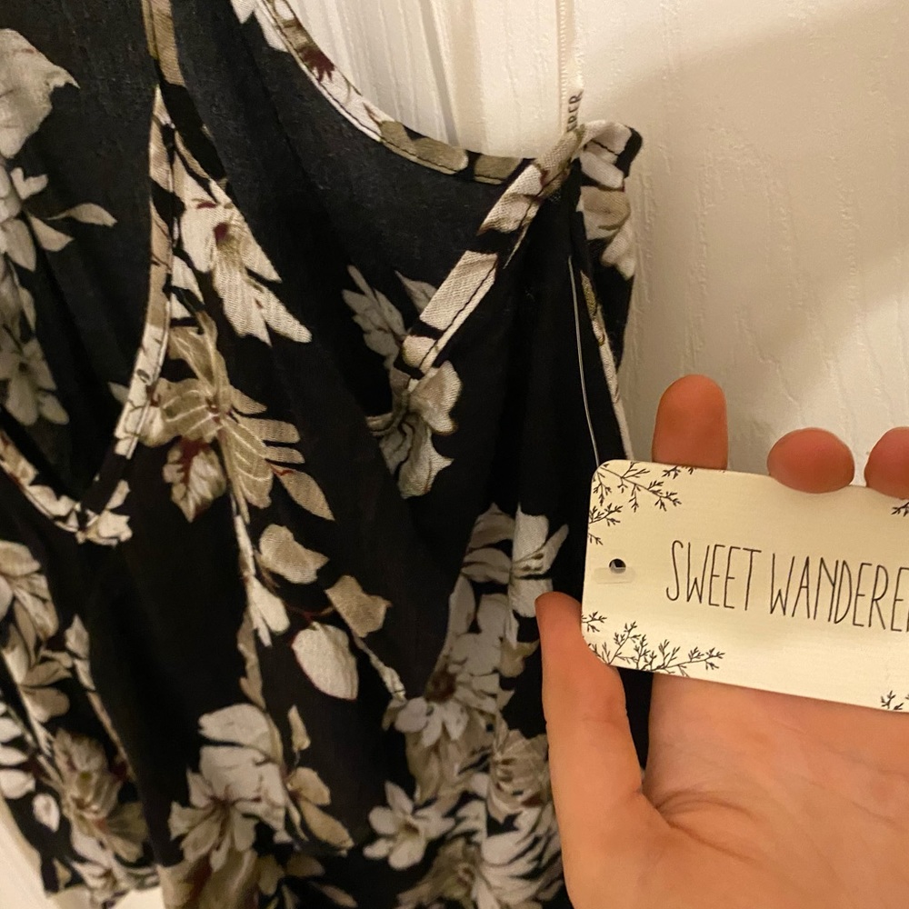 Black Floral Ruffle Front Racerback Tank Large NWT - Picture 8 of 10